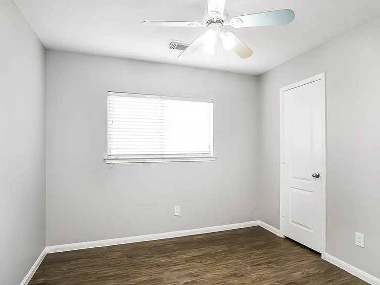 19242 Hopeview Ct — Photo 11
