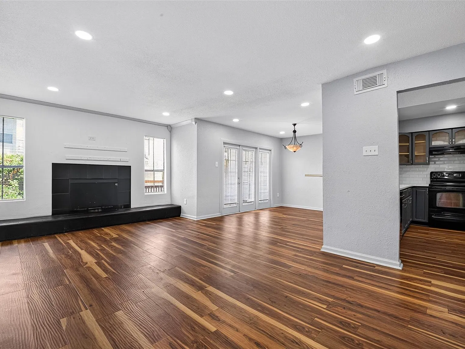 3 bed, 2.5 bath, 1734 sqft, $1,900 — Photo 2