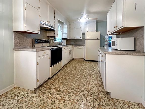 4th image of 530 Rosemary Ln