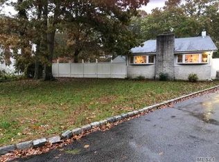 526 Boxwood Dr, Shirley, NY 11967