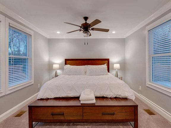 5th image of 410 E Trinity Ln