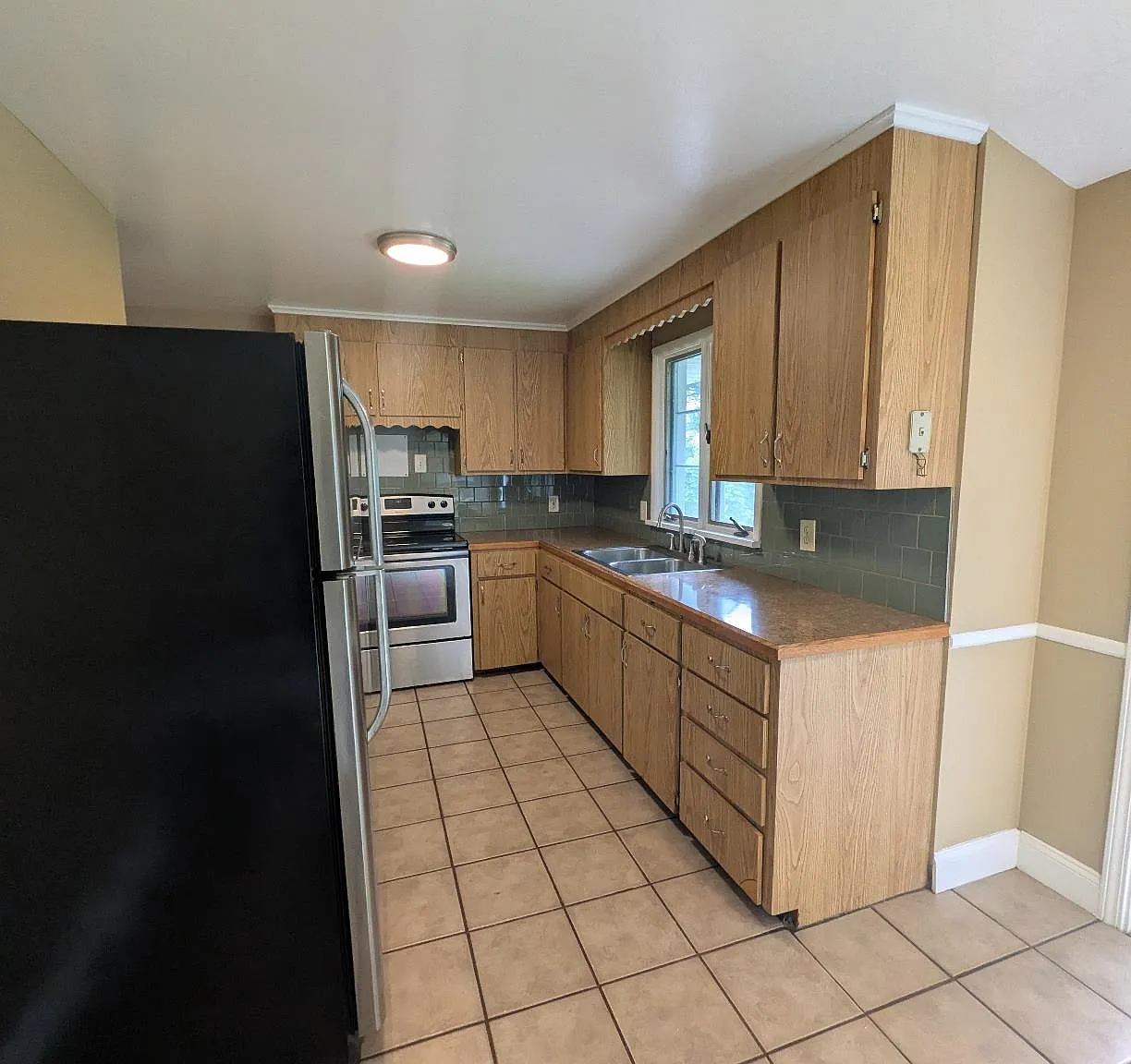 3 bed, 1064 sqft, $2,100 — Photo 3