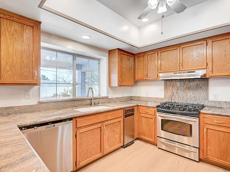 2916 W Oakey Blvd — Photo 5