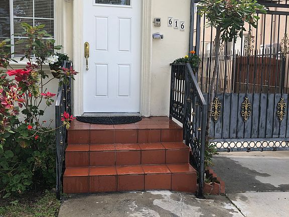 2nd image of 616 N Sycamore Ave #616