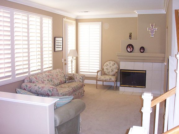 Large family room w/crown molding & plantation shutters