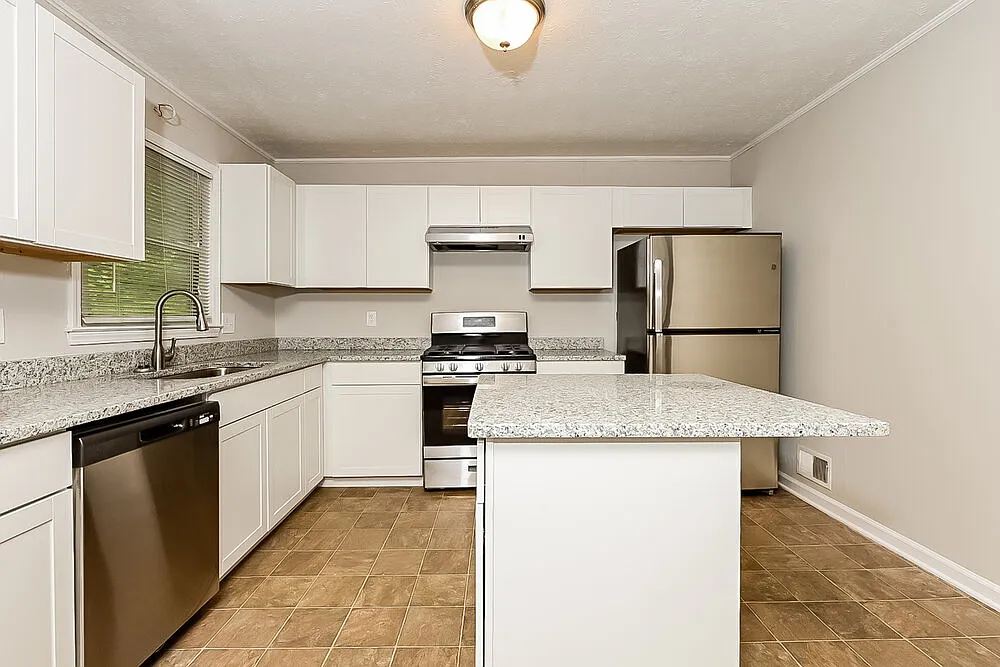 3 bed, 1.5 bath, 1300 sqft, $1,700 — Photo 3