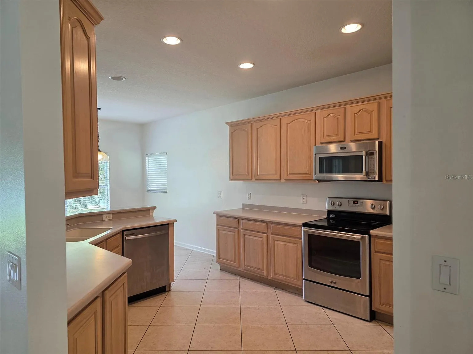 4 bed, 1962 sqft, $2,700 — Photo 3