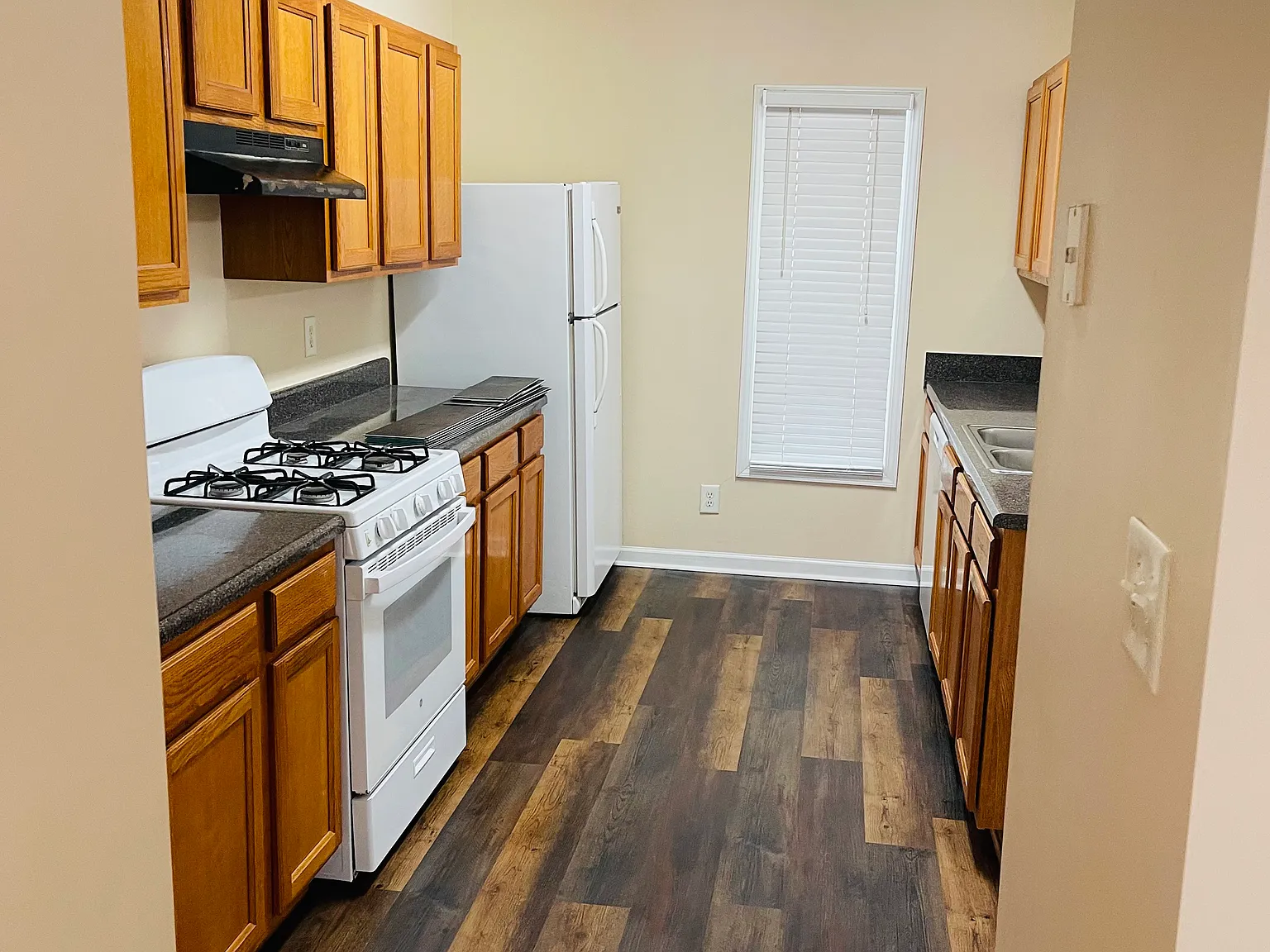 3 bed, 2.5 bath, 1530 sqft, $2,100 — Photo 2
