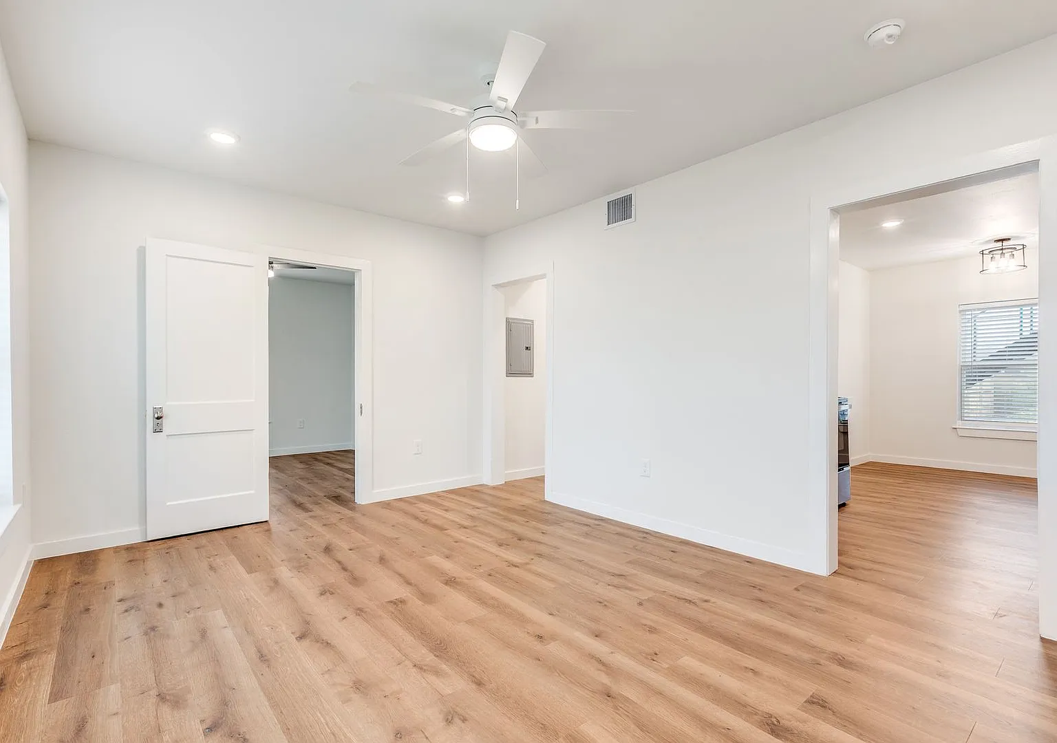 Renovated 2 Bedroom Downstairs Duplex in Los Angeles Heights — Photo 4