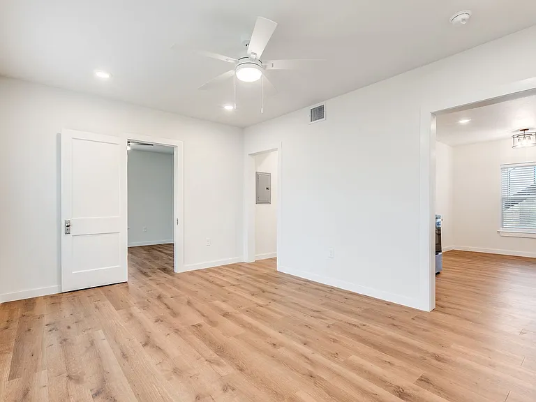 Renovated 2 Bedroom Downstairs Duplex in Los Angeles Heights — Photo 4
