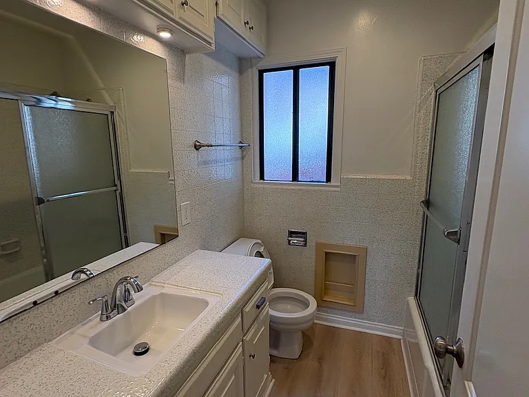 2800 W Victory Blvd — Photo 10