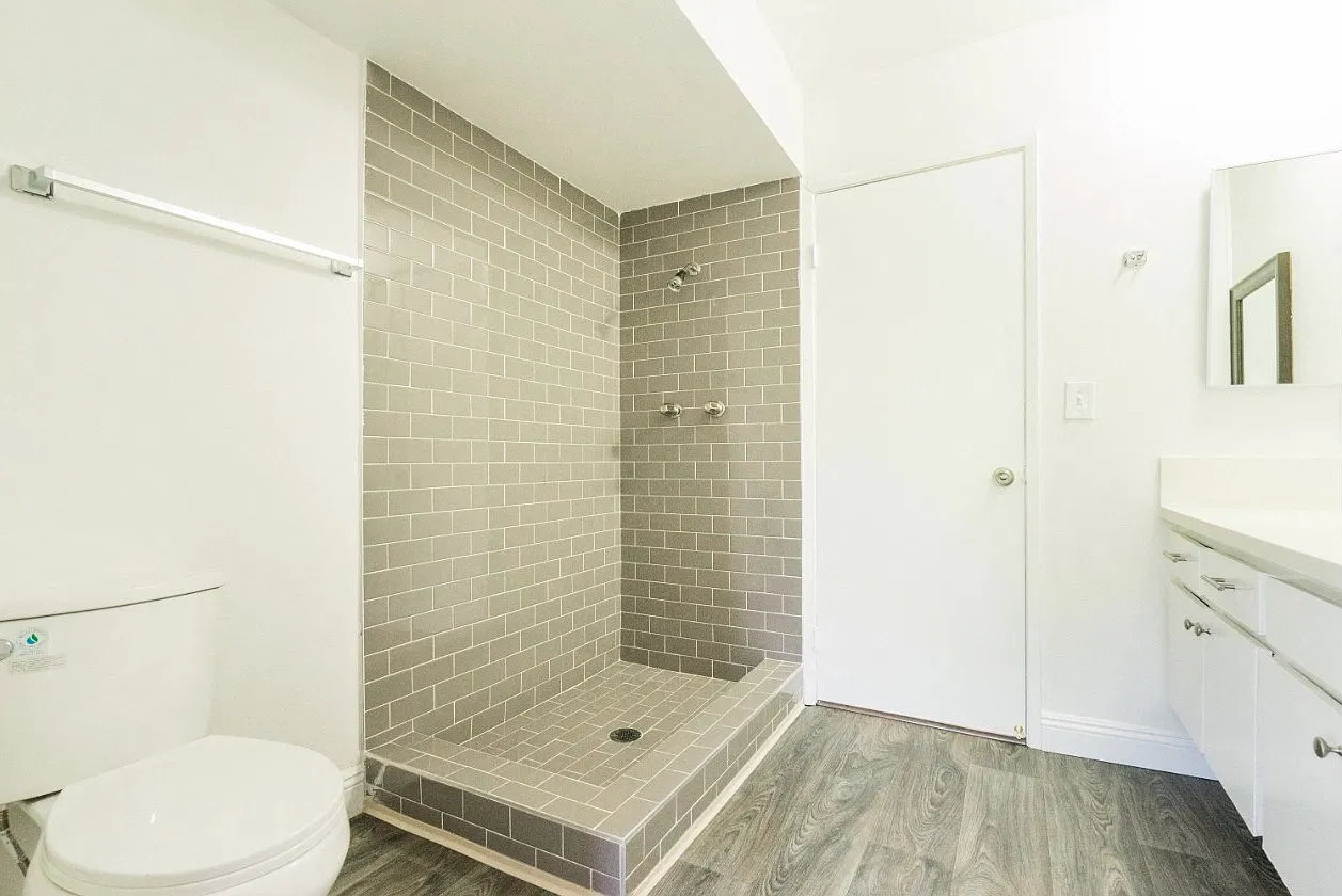 2041 N. Commonwealth Ave. — Photo 4