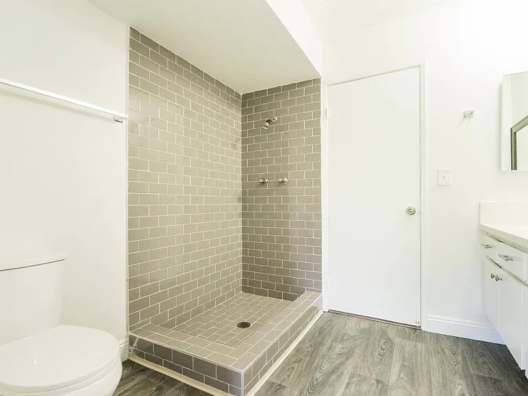2041 N. Commonwealth Ave. — Photo 5