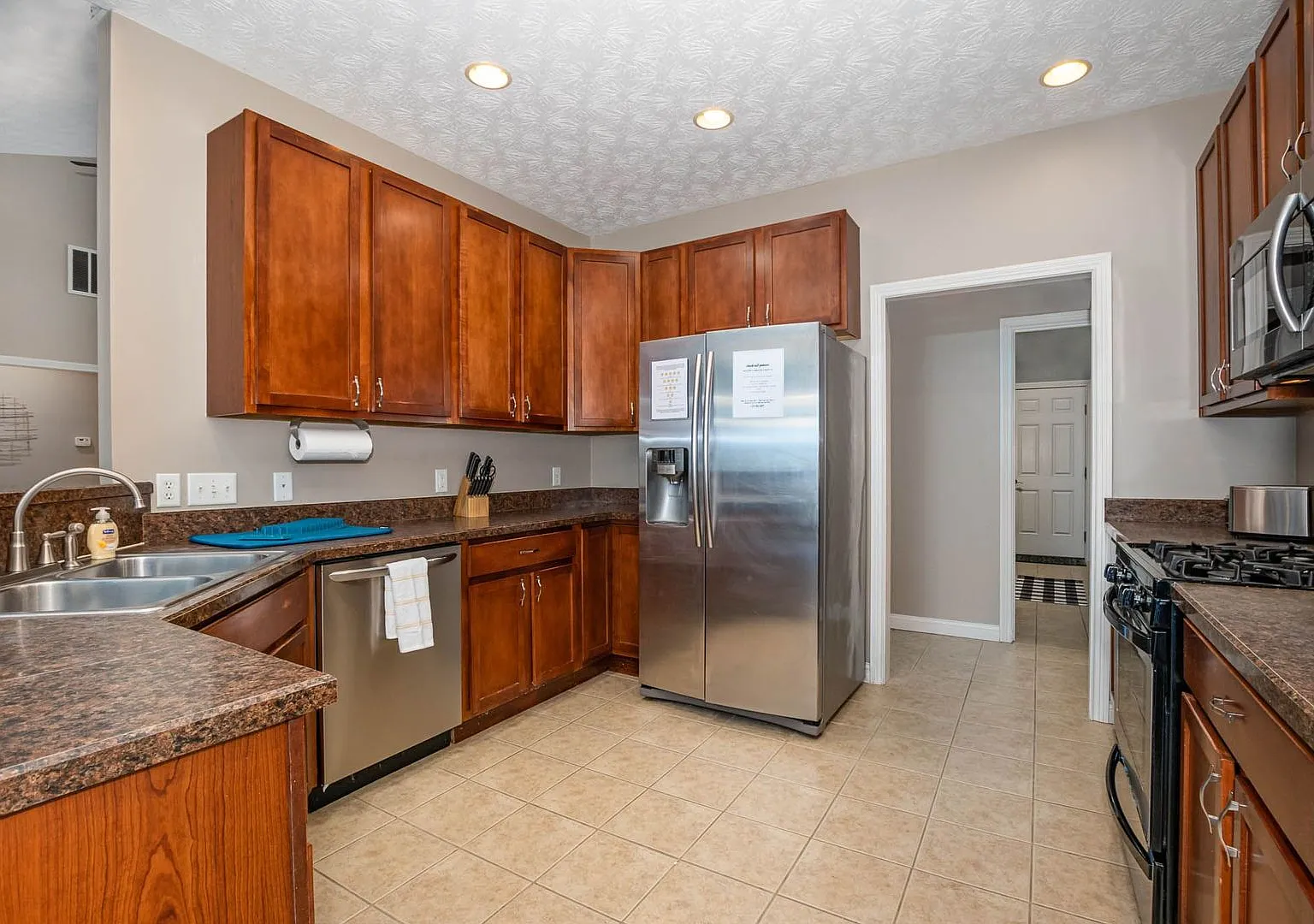 New! Large home in Great suburban neighborhood. — Photo 4