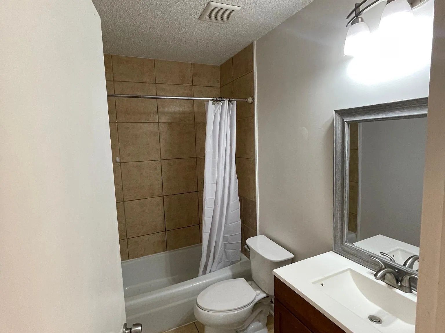 515 Basswood Ave — Photo 2
