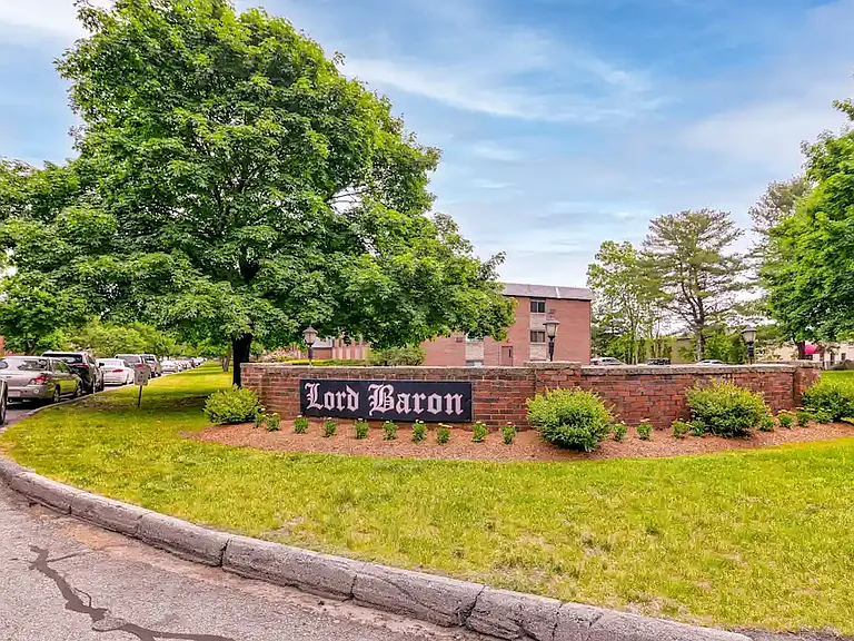 Lord Baron Apartments — Photo 1