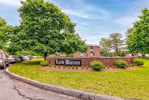 Lord Baron Apartments Photo 1