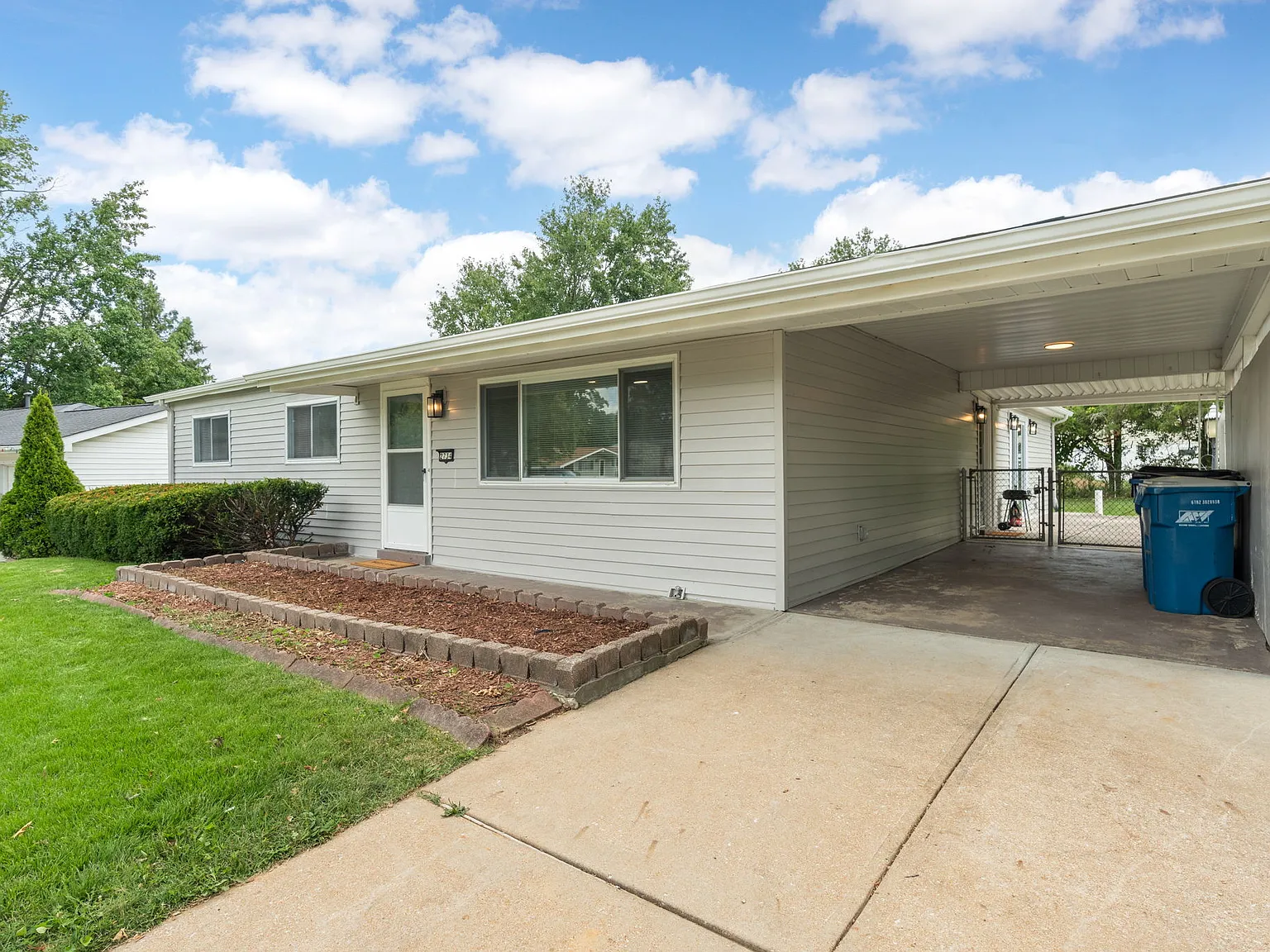 4 bed, 1.5 bath, 2300 sqft, $5,600 — Photo 3