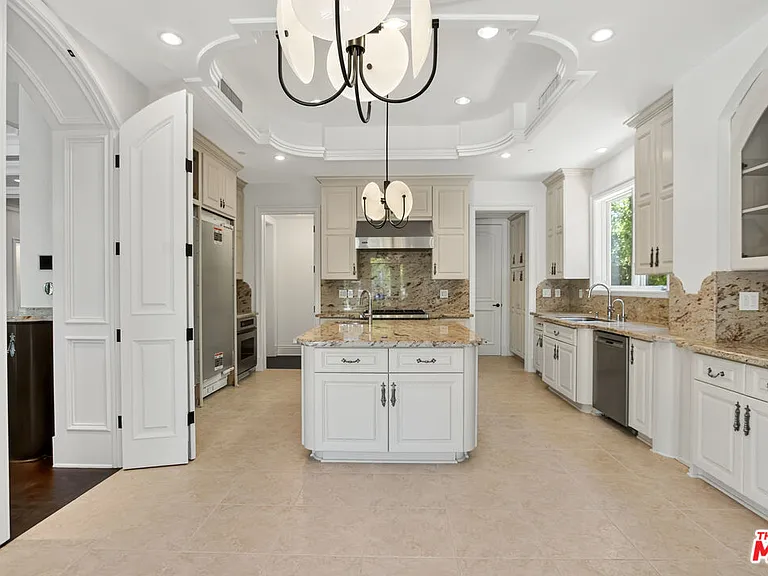 520 N Palm Dr — Photo 17