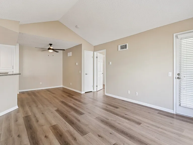 Mirada at La Jolla Colony Apartments — Photo 6