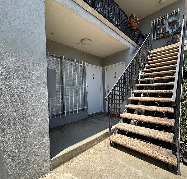 2656 S Barrington Ave #2 — Photo 8