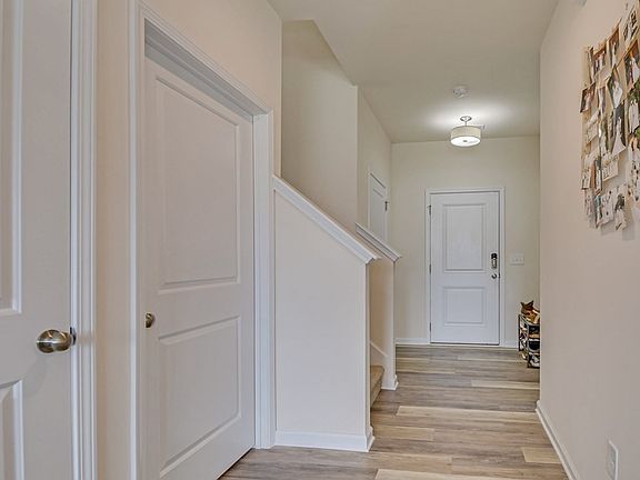 4th image of 548 Burnaby Court