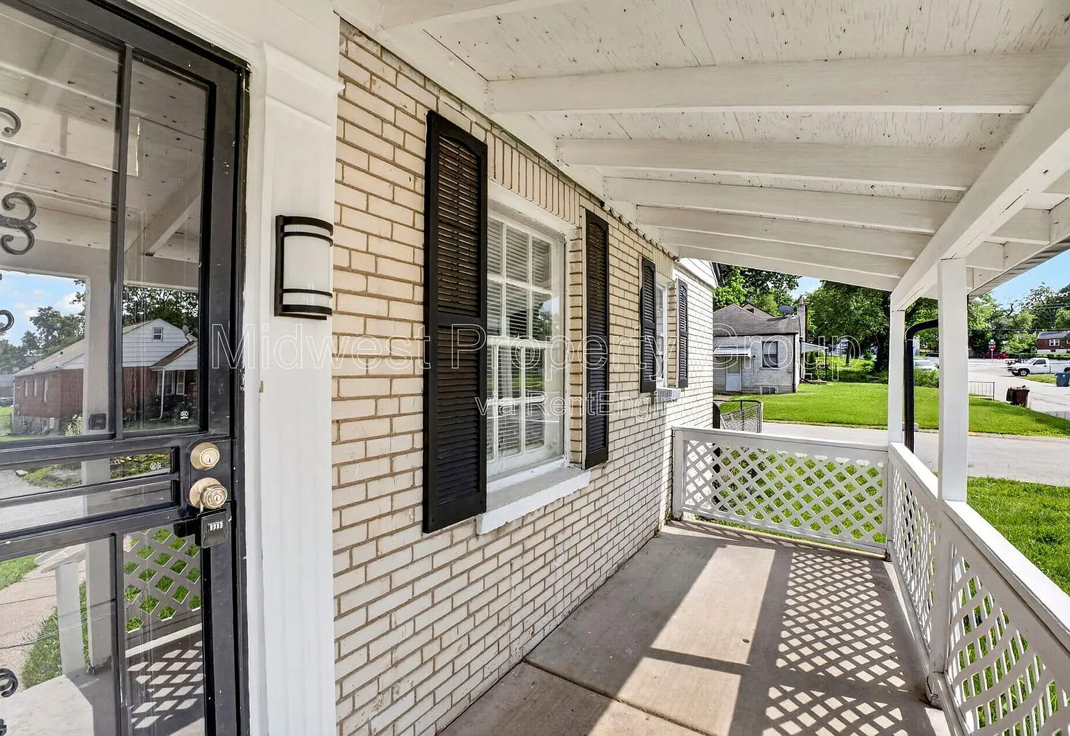 2 bed, 1.0 bath, 816 sqft, $1,050 — Photo 2