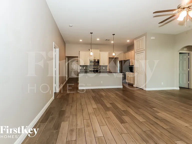 526 SW Dahled Ave — Photo 4