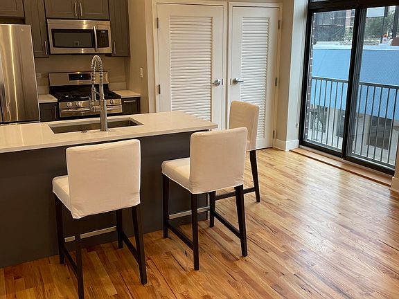 4th image of 3120 N Broadway St #401