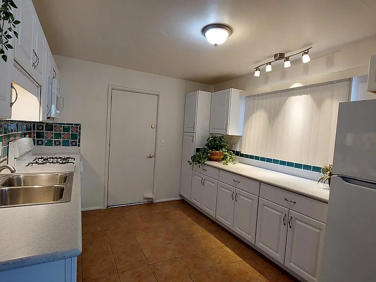 E Blacklidge Dr — Photo 19