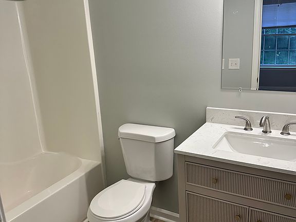 Full bathroom that is included in both upstairs bedrooms.