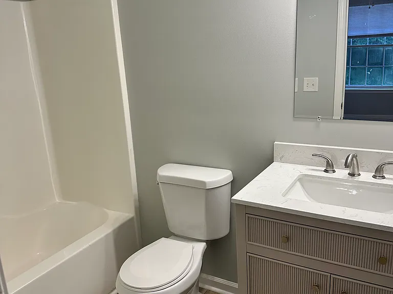 Full bathroom that is included in both upstairs bedrooms.