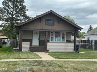 208 9th Ave SW, Mandan, ND 58554