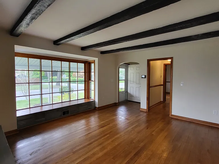 156 Doris St — Photo 2
