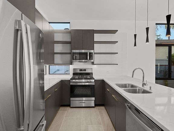 5th image of 922 W Clark Ave #101