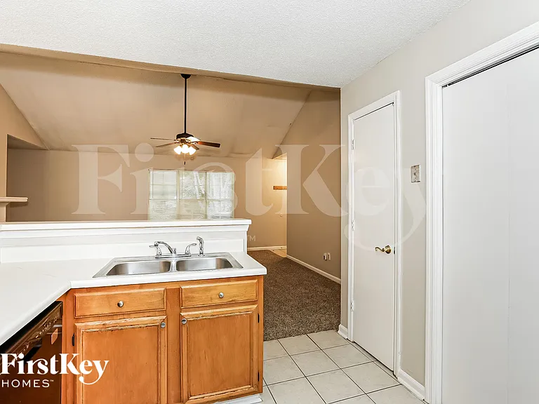 2347 Glencairn Ln SW — Photo 7