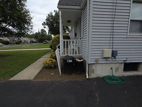 4th image of 8 Stratford Ave