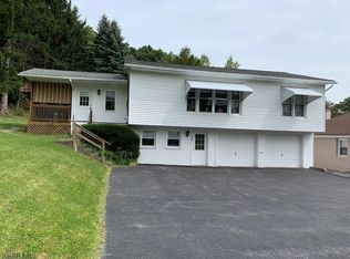 820 Blackhawk Ln, Altoona, PA 16601