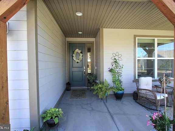 3rd image of 142 Milkweed Dr