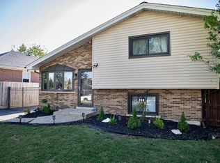 204 S Iowa Ave, Addison, IL 60101