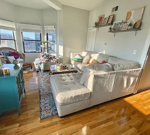 2nd image of 3359 N Southport Ave APT 4