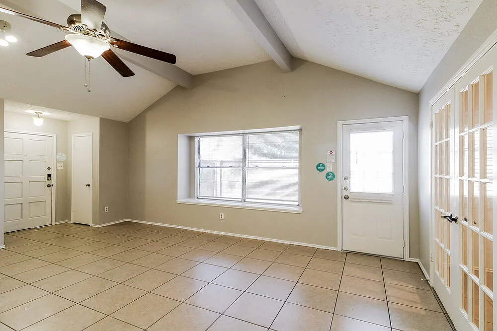 3 bed, 2.0 bath, 1478 sqft, $1,940 — Photo 4