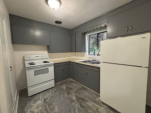 3rd image of 503 Puget St NE APT 14