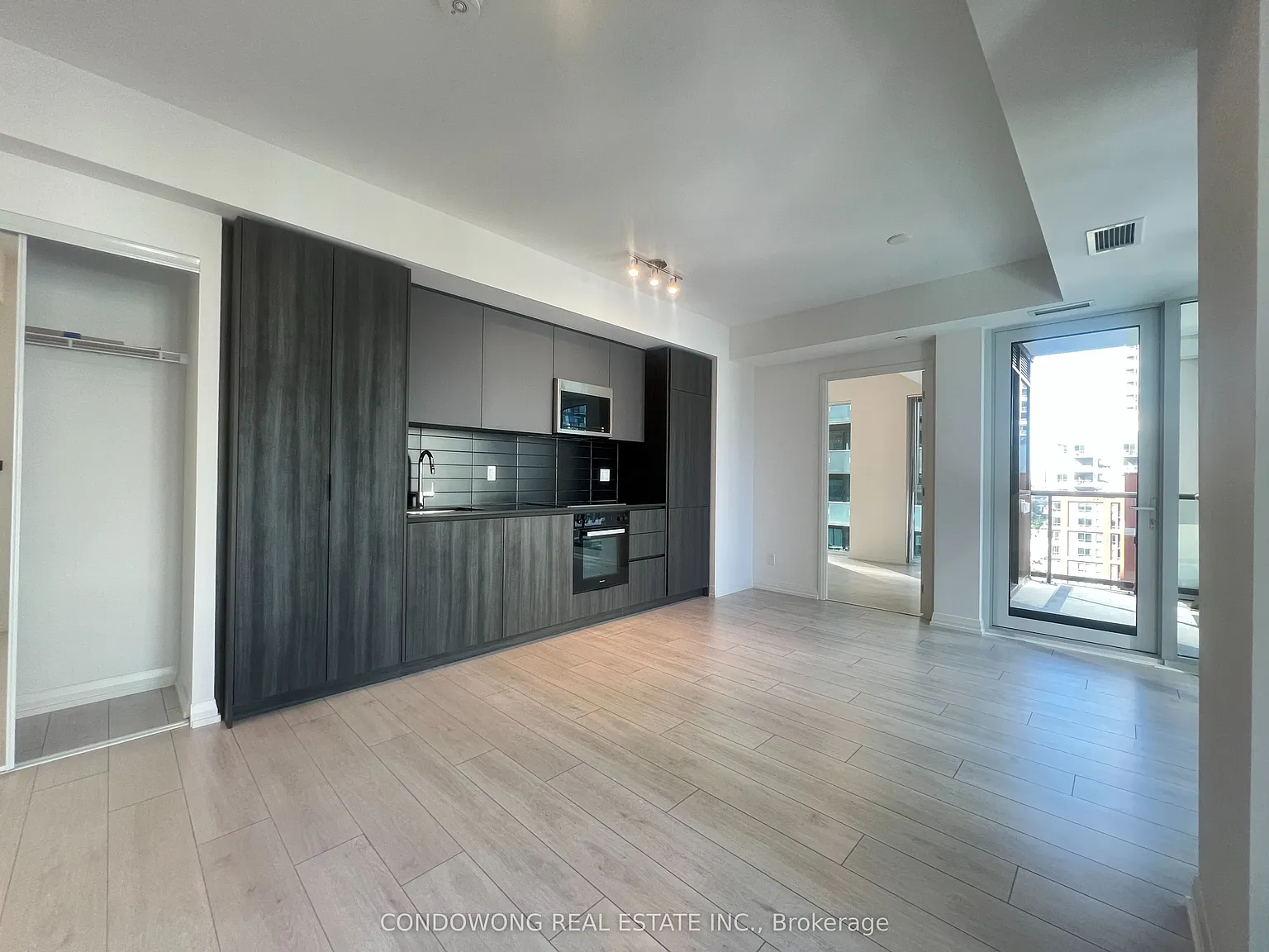 400 King St W — Photo 1