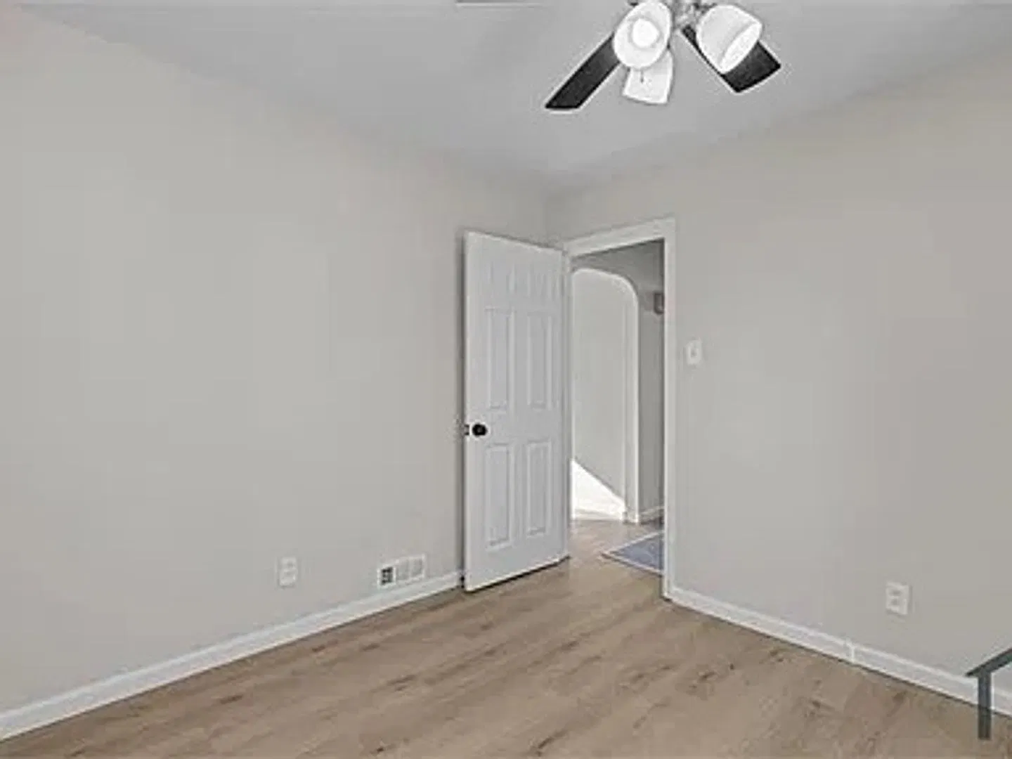 Charming 3 Bed, 1 Bath Home for Rent — Photo 4
