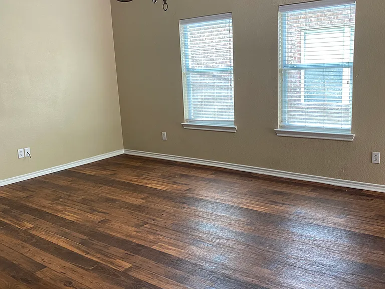 819 Walnut St — Photo 2