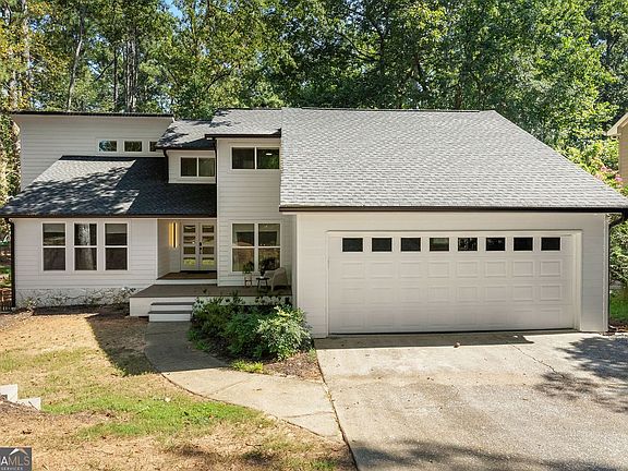 3rd image of 3040 Roxburgh Dr