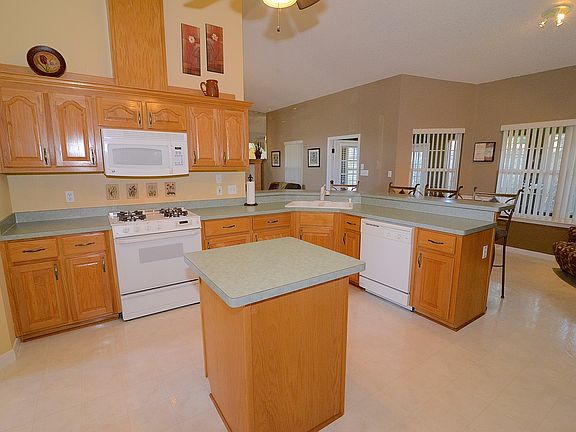 5th image of 2401 Sweetheart Ln