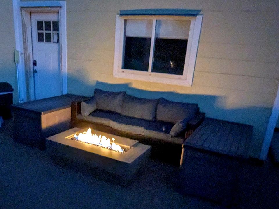Gasfire pit on the deck to enjoy the mountain sunset.