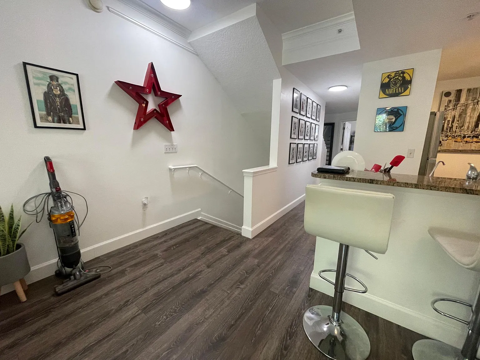 3 bed, 1454 sqft, $4,100 — Photo 3